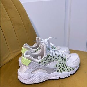 White and Neon Green Sneakers Nike Huarachis